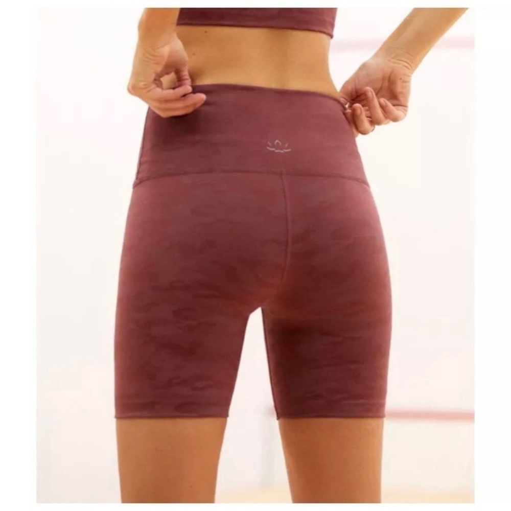 NEW ANTHROPOLOGIE BEYOND YOGA Camo Bike Shorts in Chocolate Cherry